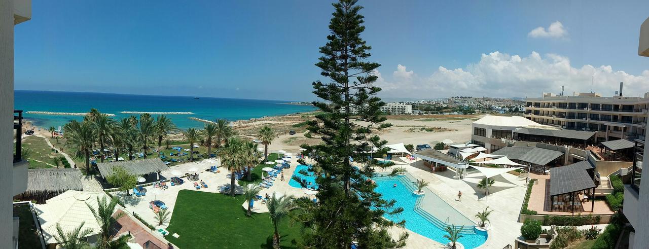 Venus Beach Hotel Paphos Exterior foto A view of the beach at the Nissi Beach Hotel